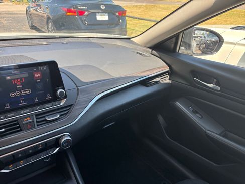 Used 2025 Nissan Altima 2.5 SV FWD image 35