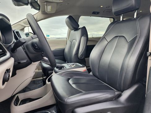 Used 2024 Chrysler Pacifica Touring-L image 10