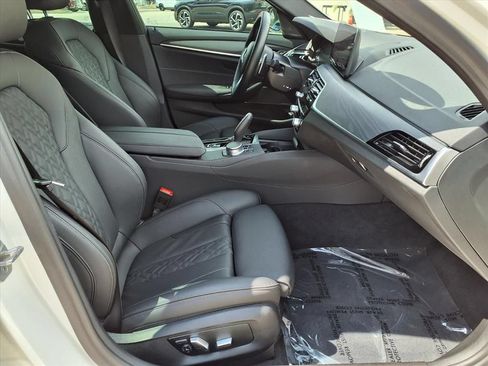 Used 2022 BMW 530i w/ M Sport Package RWD image 9