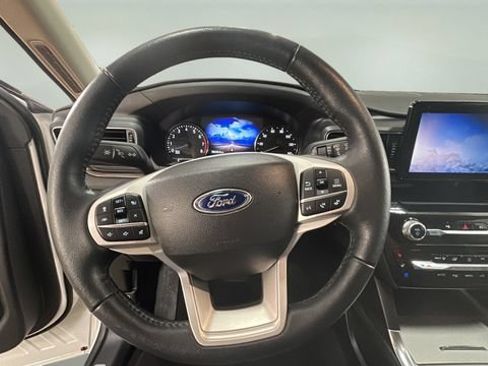 Used 2022 Ford Explorer Limited w/ Equipment Group 301A AWD/4WD image 12