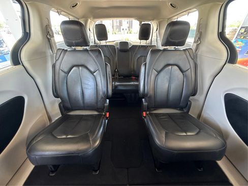 Used 2020 Chrysler Pacifica Touring-L FWD image 28