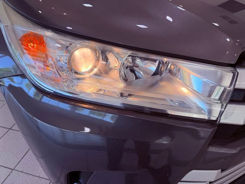 Used 2018 Toyota Highlander XLE image 16