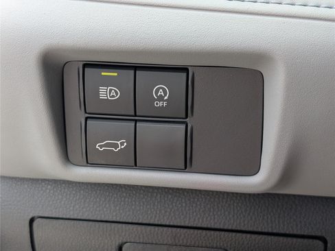 Used 2023 Toyota Highlander XLE AWD/4WD image 23