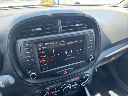 Used 2025 Kia Soul LX w/ LX Technology Package FWD image 21