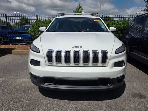 Used 2018 Jeep Cherokee Latitude FWD image 2