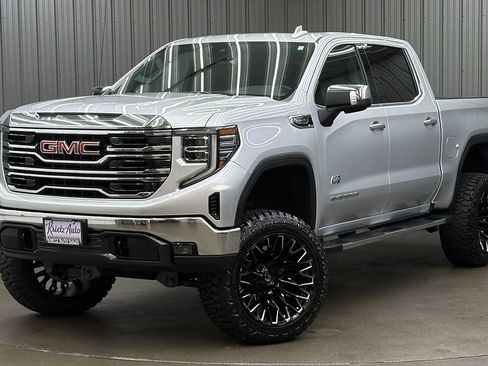 Used 2022 GMC Sierra 1500 SLT w/ SLT Convenience Package AWD/4WD image 1