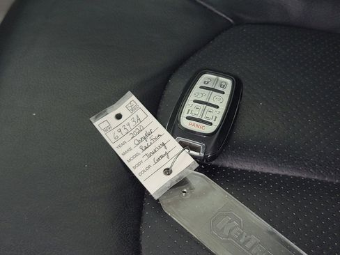 Used 2020 Chrysler Pacifica Touring-L image 29