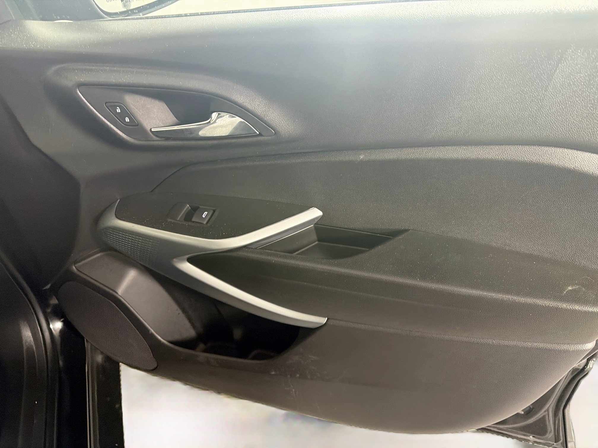 Used 2025 Chevrolet Trax RS w/ Driver Confidence Package FWD image 30