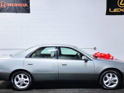 Used 2001 Lexus ES 330 FWD image 2