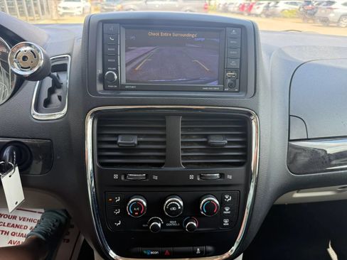 Used 2019 Dodge Grand Caravan SE FWD image 12