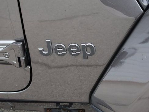 Used 2018 Jeep Wrangler Unlimited Sahara w/ Quick Order Package 24M Moab AWD/4WD image 11