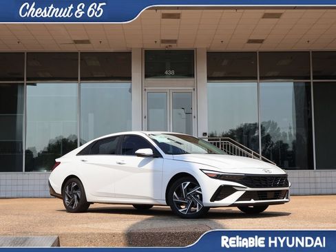 Used 2025 Hyundai Elantra Limited FWD image 2