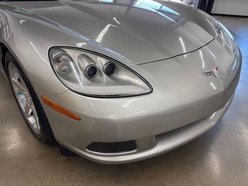 Used 2006 Chevrolet Corvette Coupe w/ Preferred Equipment Group RWD image 21