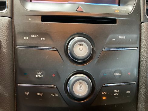 Used 2013 Ford Taurus SEL FWD image 23