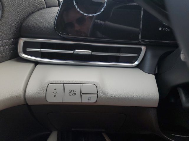 Certified 2025 Hyundai Elantra Limited FWD image 21