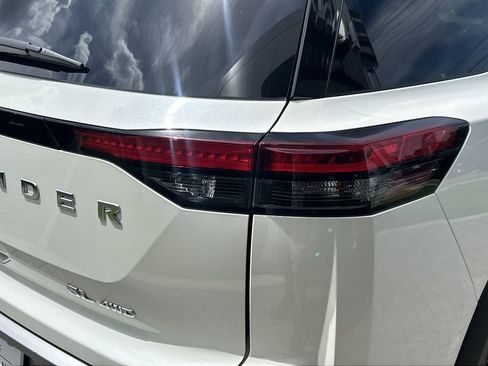 Used 2024 Nissan Pathfinder SL image 9