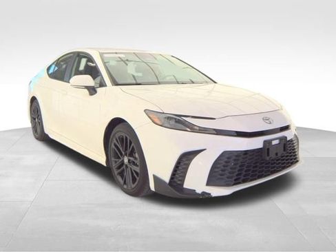 Used 2025 Toyota Camry SE FWD image 3