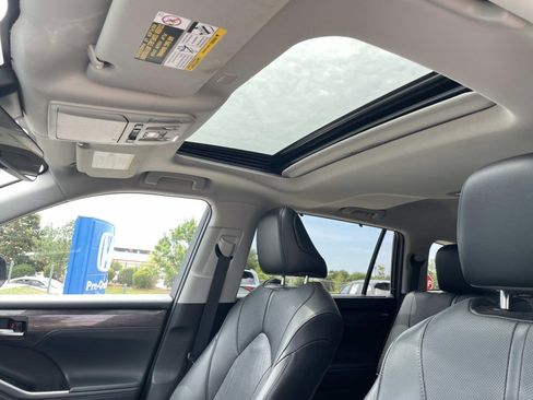 Used 2021 Toyota Highlander Limited AWD/4WD image 22