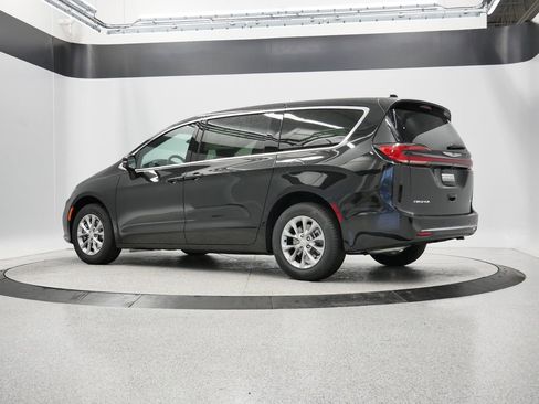 New 2026 Chrysler Pacifica Select AWD/4WD image 43