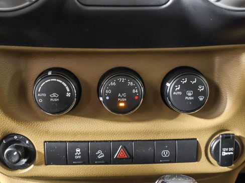 Used 2017 Jeep Wrangler Unlimited Sahara w/ Connectivity Group AWD/4WD image 29
