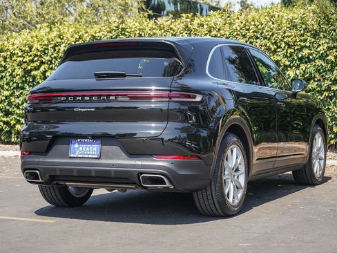 Used 2024 Porsche Cayenne AWD/4WD image 6