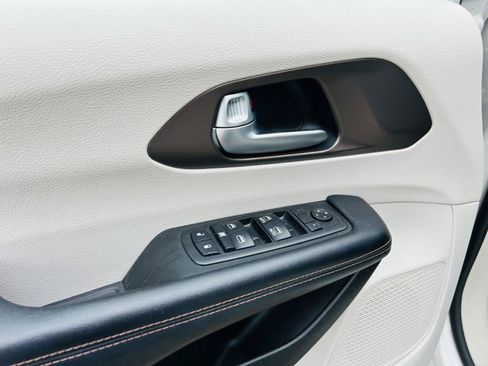 Used 2017 Chrysler Pacifica Touring-L FWD image 12
