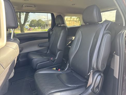 Used 2025 Kia Carnival FWD image 8
