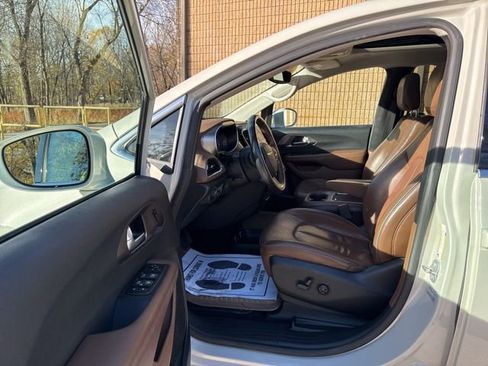 Used 2017 Chrysler Pacifica Limited image 9