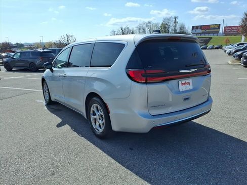 Used 2024 Chrysler Pacifica Limited image 7