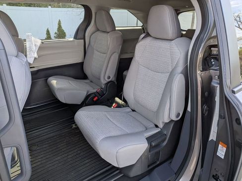 Used 2022 Toyota Sienna LE FWD image 18