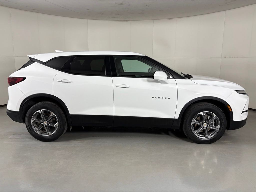 Used 2025 Chevrolet Blazer LT FWD image 9