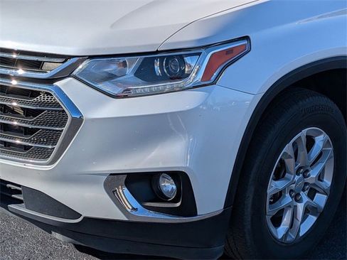 Used 2021 Chevrolet Traverse LT image 4