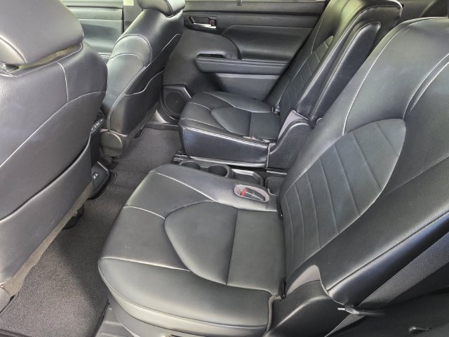 Used 2022 Toyota Highlander XLE FWD image 10