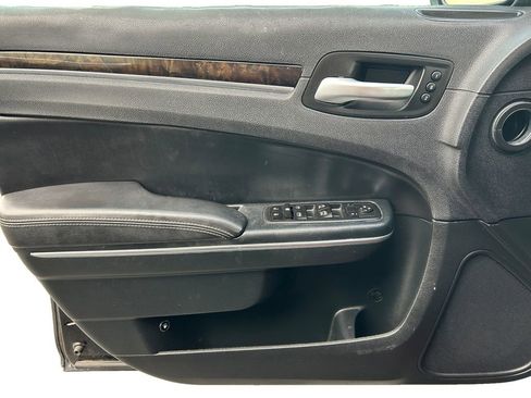 Used 2018 Chrysler 300 Limited AWD/4WD image 17
