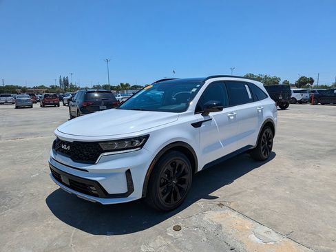 Certified 2023 Kia Sorento SX FWD image 4