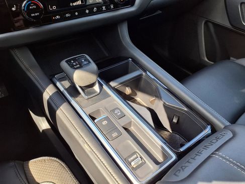 Used 2025 Nissan Pathfinder SL image 25