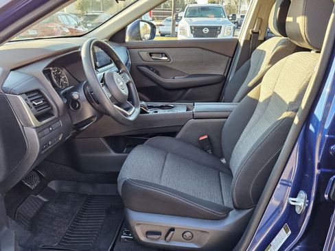 Used 2023 Nissan Rogue SV image 3