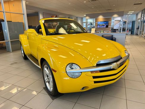 Used 2004 Chevrolet SSR w/ Preferred Equipment Group image 1