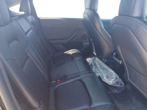 Used 2022 Tesla Model Y Long Range image 17