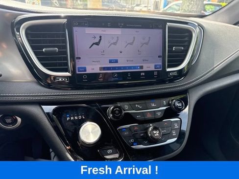 Used 2025 Chrysler Pacifica Select FWD image 8