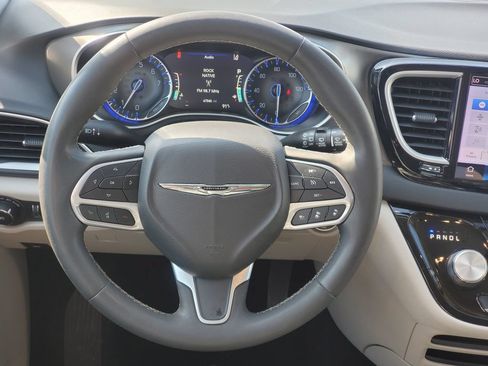 Used 2023 Chrysler Pacifica Touring-L FWD image 26