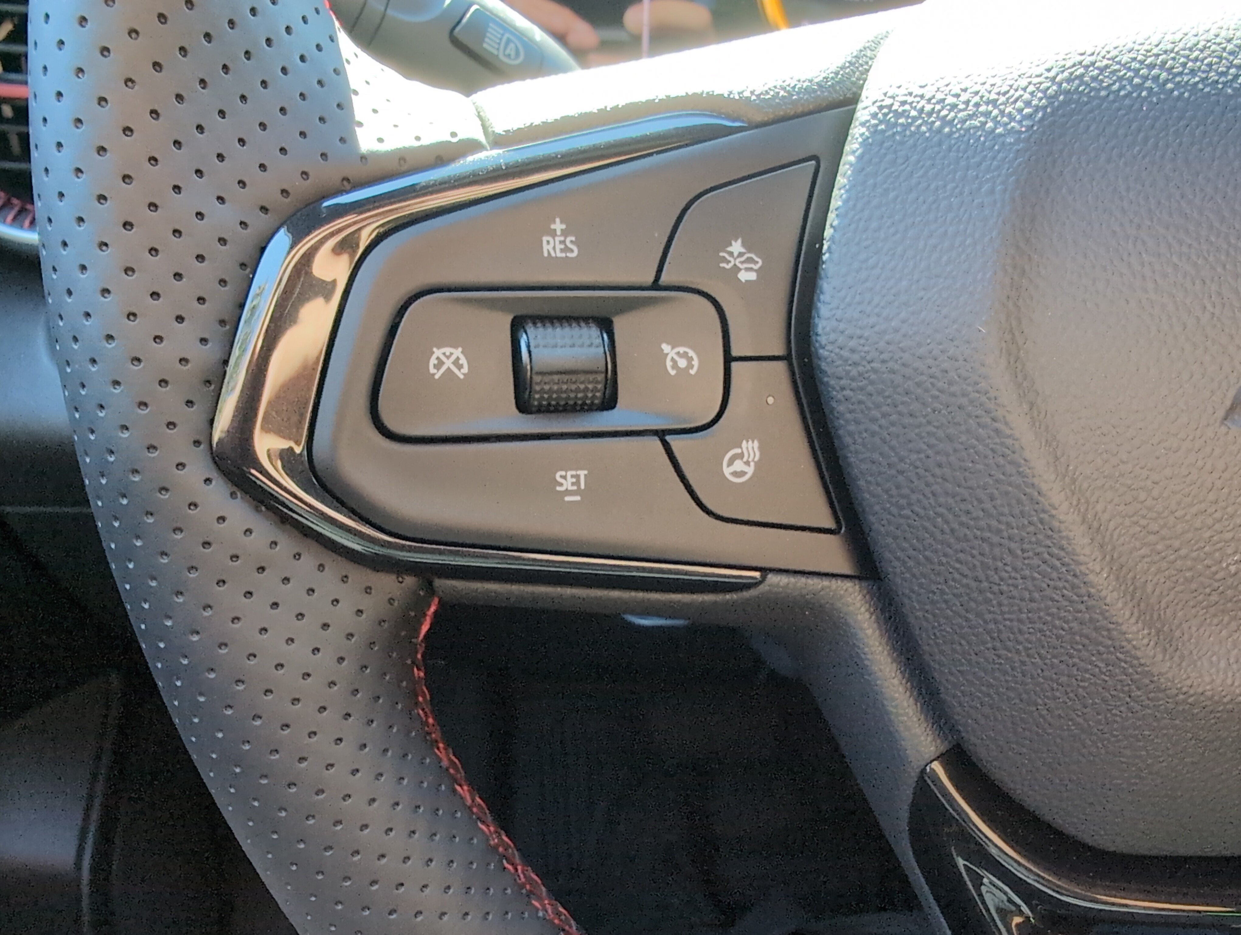 Used 2026 Chevrolet Trax RS w/ Driver Confidence Package FWD image 19