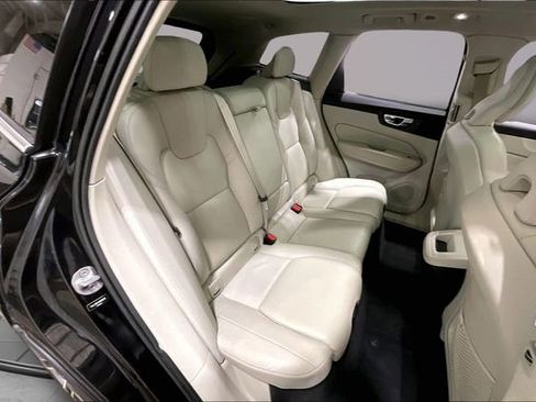 Certified 2022 Volvo XC60 B5 Momentum w/ Climate Package image 28