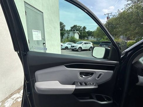 Used 2025 Honda Pilot EX-L image 10