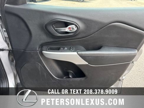 Used 2018 Jeep Cherokee Latitude Plus FWD image 12