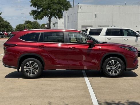 Certified 2024 Toyota Highlander XLE FWD image 3