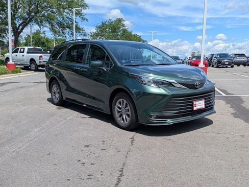 Used 2026 Toyota Sienna XLE FWD image 3