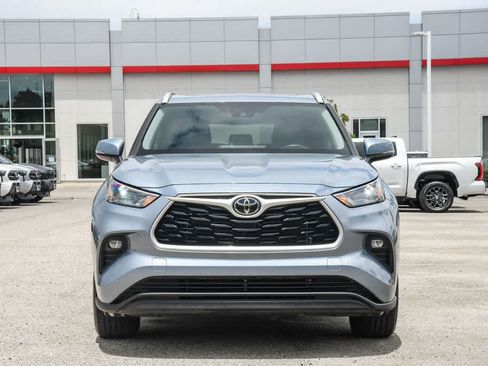 Used 2023 Toyota Highlander XLE FWD image 2