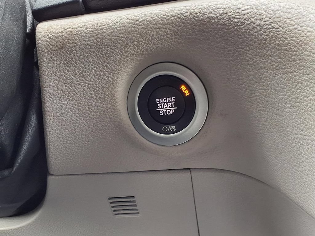 Used 2024 Chrysler Pacifica Limited FWD image 14