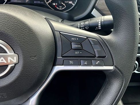 Used 2025 Nissan Altima 2.5 SV FWD image 12